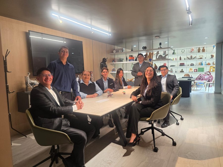 Equipo CIJE Corporativo en sala de juntas